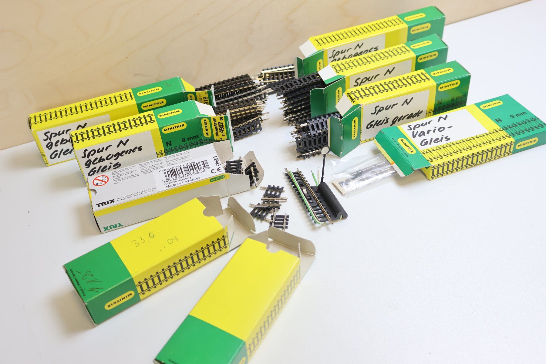 Trix Modelleisenbahnen: Minitrix ca. 70 x Schienen Gerade & Kurven Spur N – Gebraucht aus Winterthur von Monstera 4