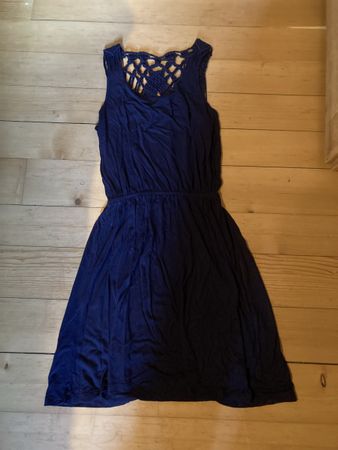 Sommerkleid dunkelblau Gr. S/M mit Häkelrücken neuwertig 49