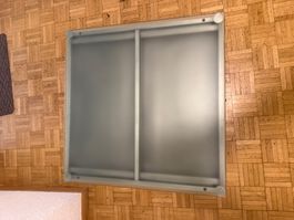 Salontisch mit Glasplatte, 2 Ablagen, Metall, Räder,
