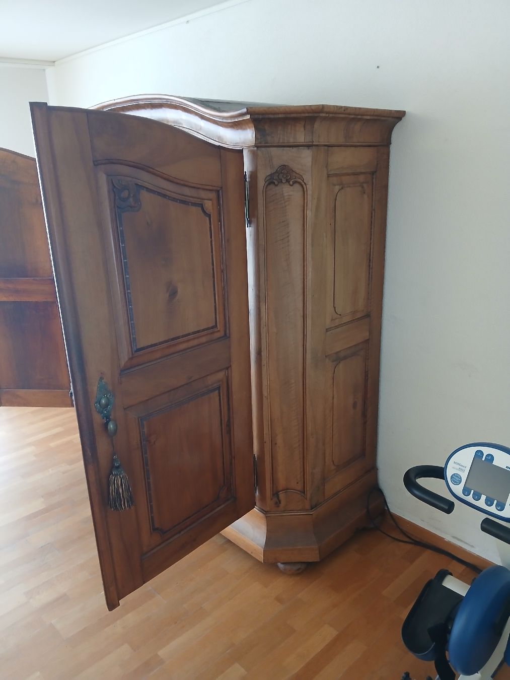 Armadi: Massiver Holzschrank – Usato da Fräschels venduto da Abel26 2