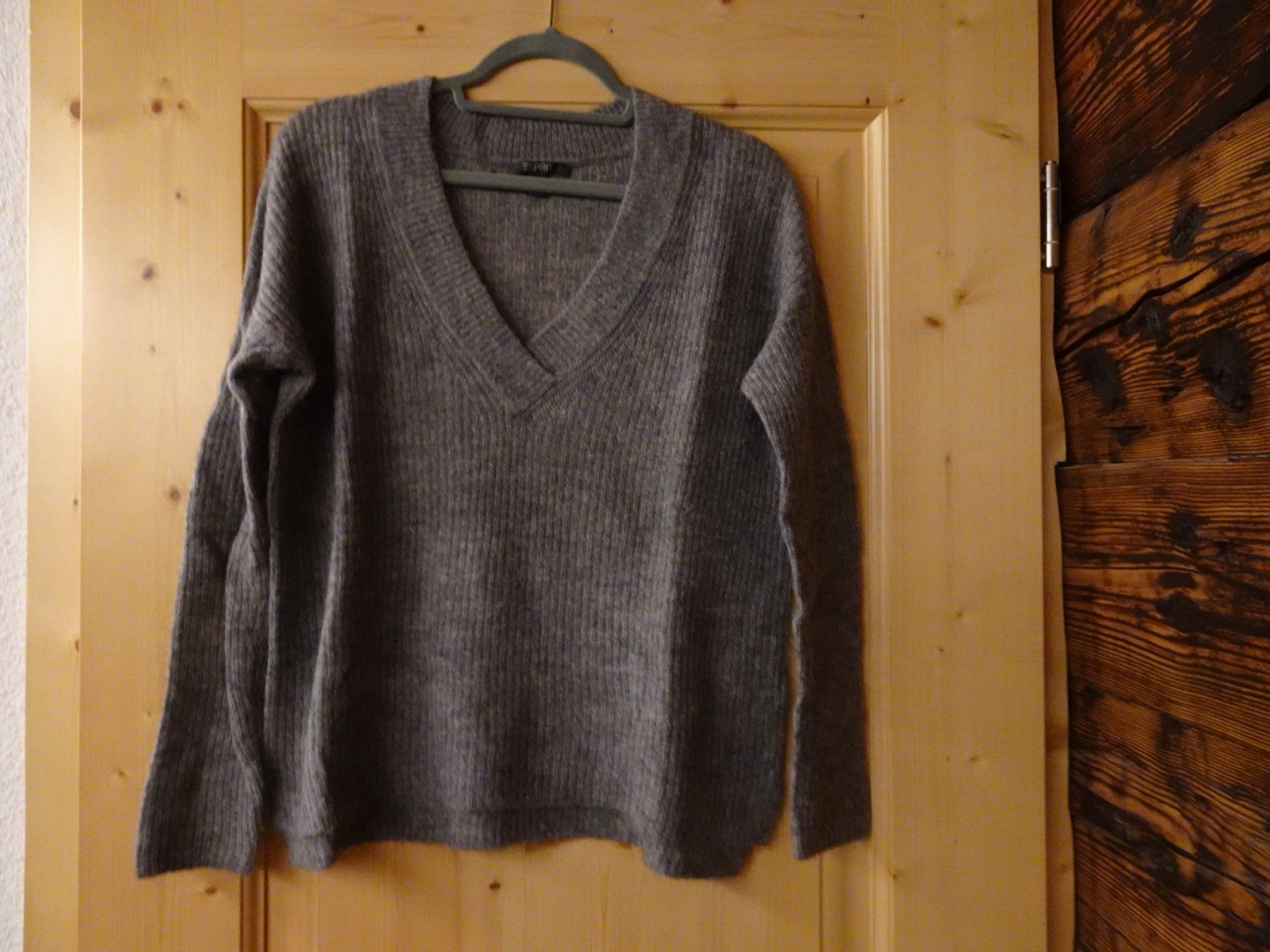Esprit Maglioni & Felpe: Uni grauer Strickpulli von ESPRIT Gr. L - 42638 – Usato da Küssnacht am Rigi venduto da Good4Deckeli