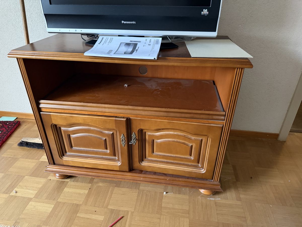 Mobili TV: Antikes TV-Möbel Holz massiv ca.100cm breit – Usato da Grünen venduto da Padoxen
