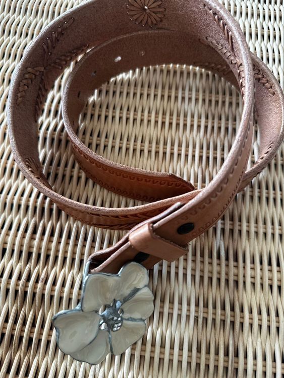 Gürtel: Ceinture en cuir véritable avec fleur décorative. – Gebraucht aus Vevey von lua_vb2w