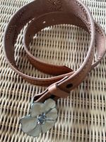 Ceinture en cuir véritable avec fleur décorative.