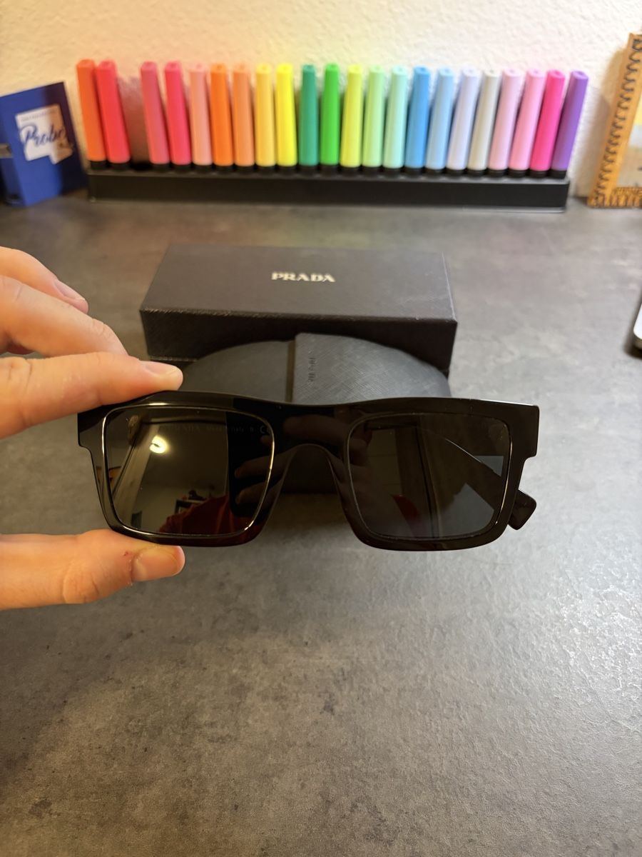 Prada Occhiali & Lenti: Prada schwarze Sonnenbrille – Nuovo (secondo la descrizione) da Herisau venduto da ogkosta