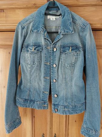 Jeansjacke + Gratis Shirt und Accessoire