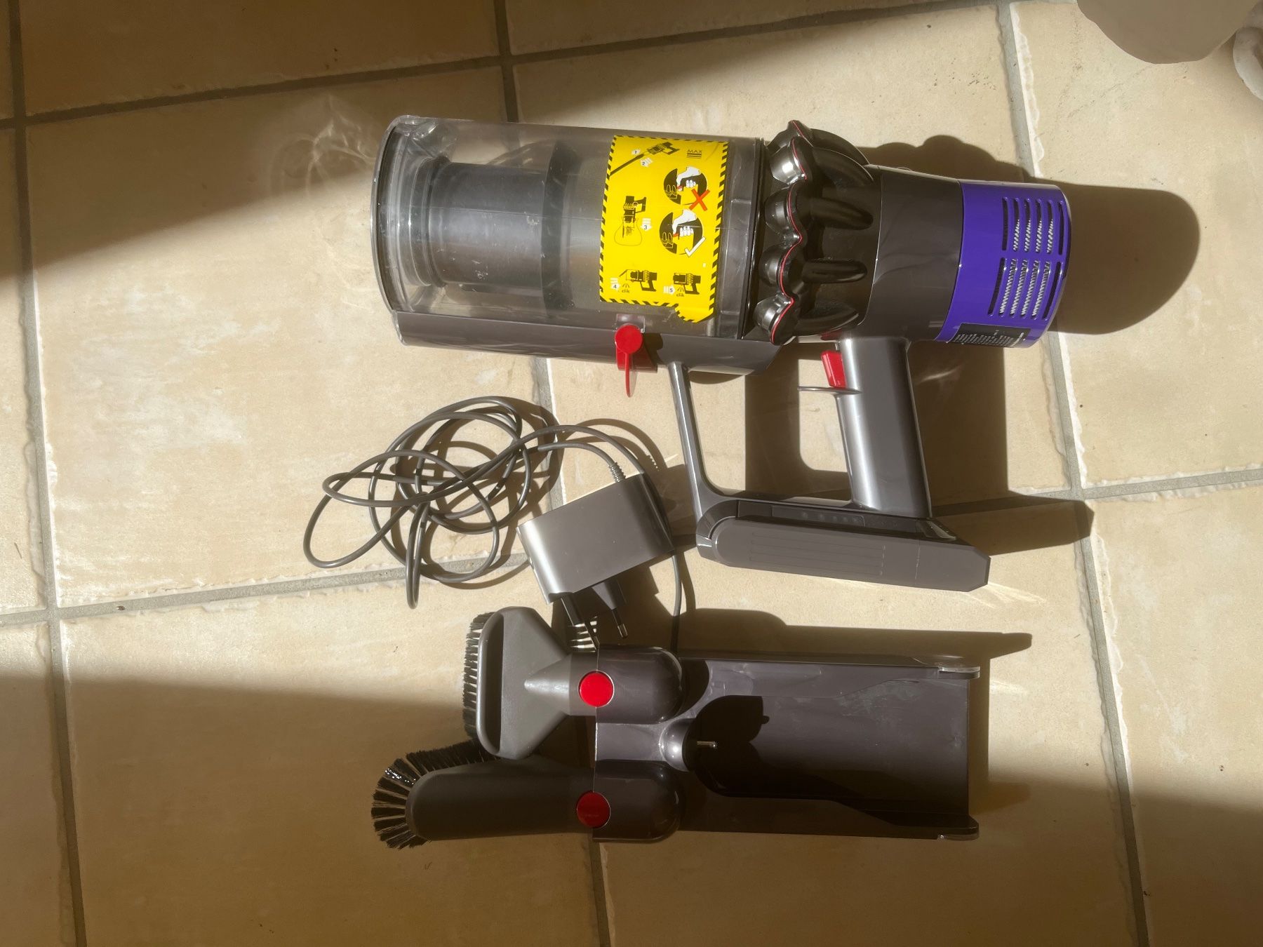 Dyson Aspirateurs & Accessoires: Dyson V10 Staubsauger – D'occasion à Magden par Hornet2