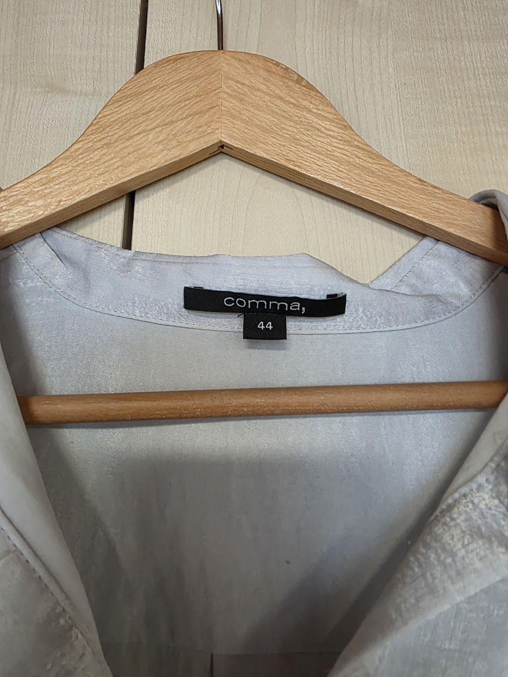 Comma Blusen: New Comma Blouse, silver, size 44 – Neu und originalverpackt aus Volketswil von mic_27b5 1