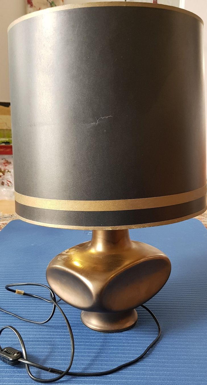 Lampade: Tischlampe schwarz goldfarben. – Usato da Uetliburg SG venduto da SUGORI