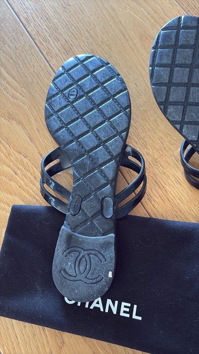 Chanel Scarpe da donna: Tong Chanel – Usato da Montreux venduto da princessleia 1