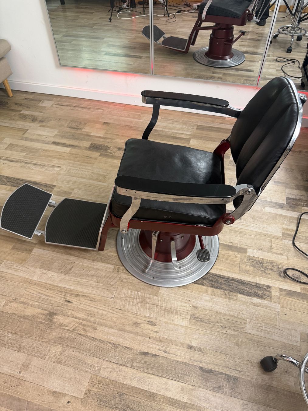Stühle: Barber und Coiffure Stuhl REZ Restauriert – Gebraucht aus Zürich von yur_fs9p 1