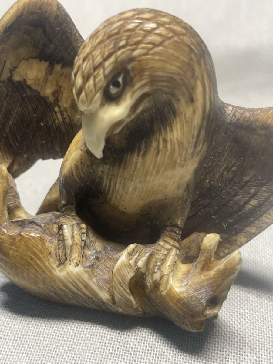 Statuette: Netsuke antik, Adler mit Beute, signiert – Usato da Embrach venduto da Gauvain1