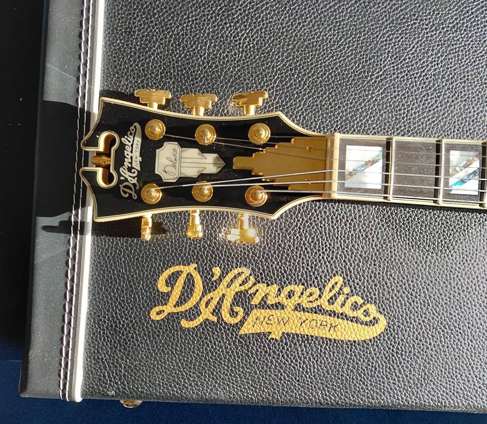 Strumenti musicali: D'Angelico Deluxe Atlantic Solid Black – Usato da Bachenbülach venduto da hank05 6