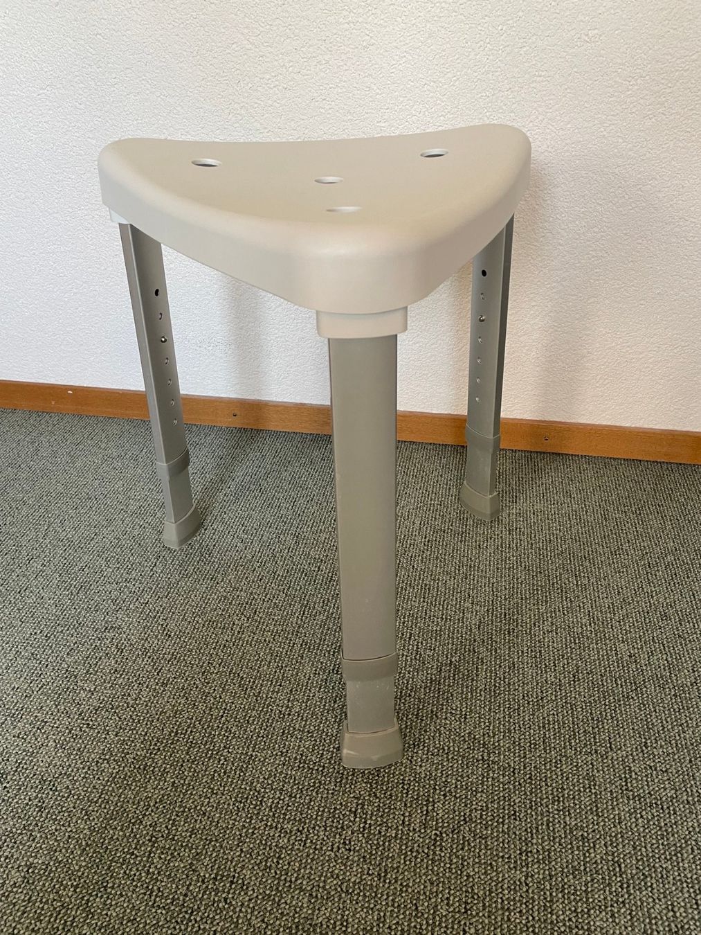 Hocker: Dusch Stuhl für Pflege – Neu (gemäss Beschreibung) aus Einsiedeln von Didldoo