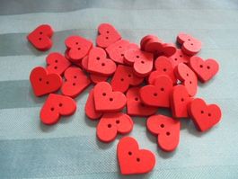 50 rote Herzli Holzknöpfe