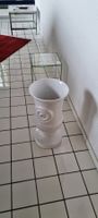 Porzellan-Vase und Glas-Tisch (Cube)