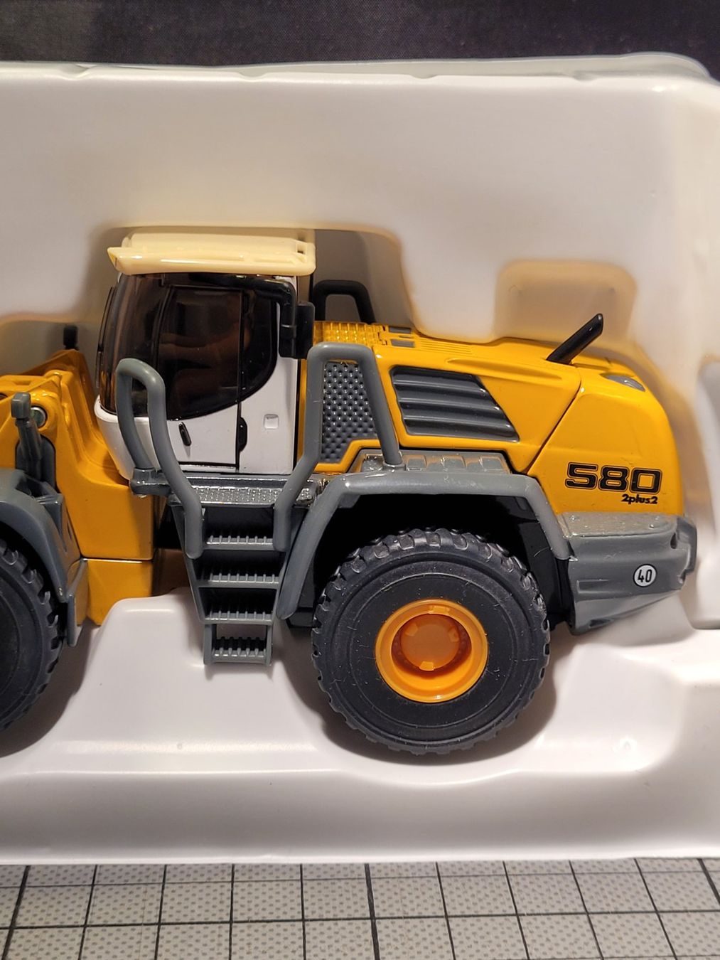 Liebherr Kit di modellismo & Modellini statici: Siku 1:50 Liebherr R580 2plus2 Four Wheel Loader - Radlader – Nuovo e nell'imballaggio originale da Chézard-St-Martin venduto da AlPat-Collections 3