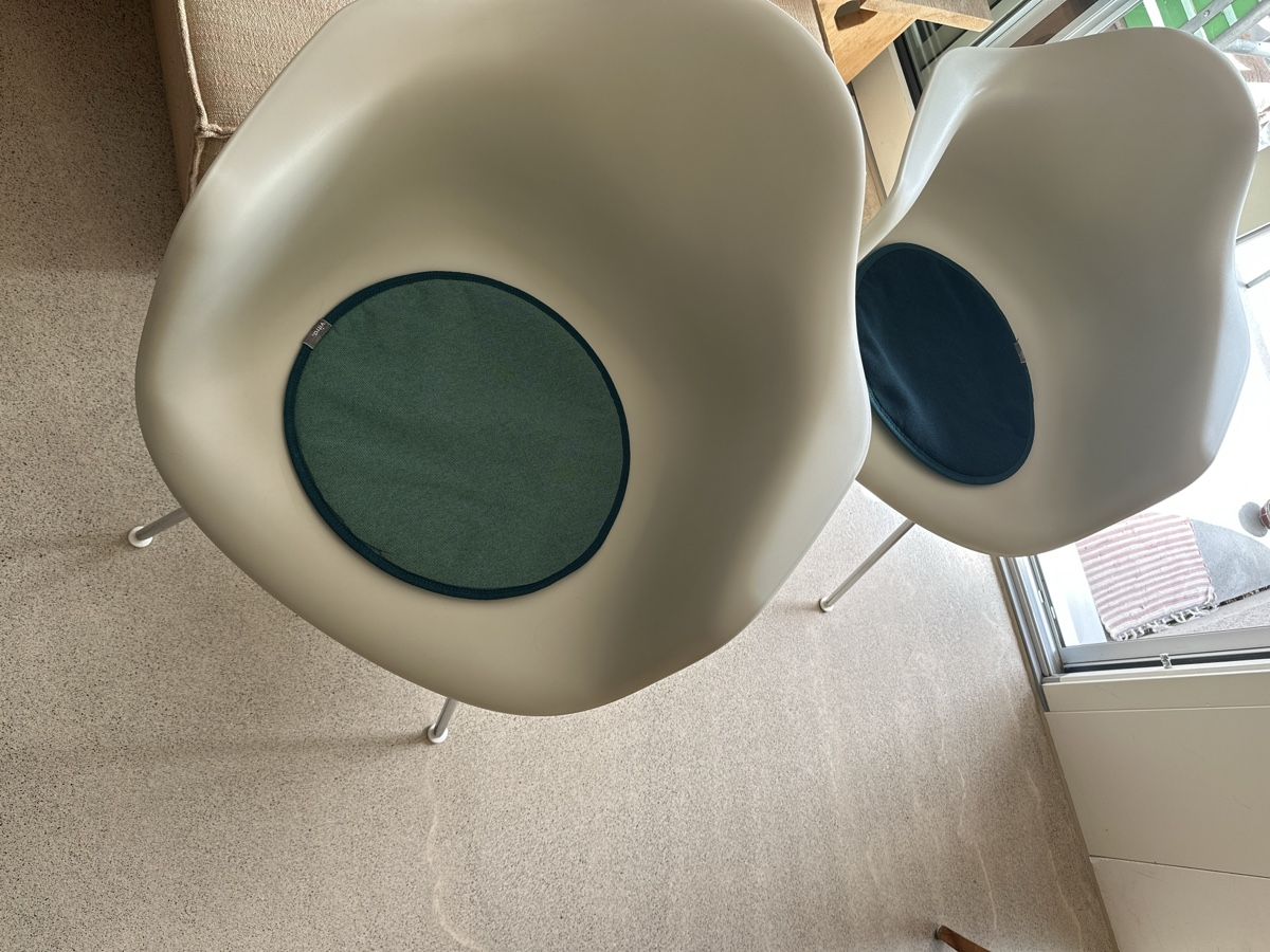 Vitra Sedie: 2x Eames plastic armchair DAX in Kieselgrau – Usato da Biberstein venduto da Anka01