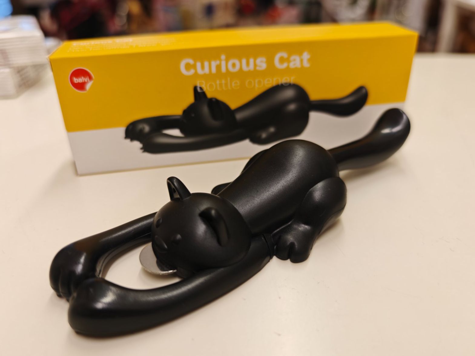 Flaschenöffner & -verschlüsse: Flaschenöffner Curious Cat Katze Schwarz, tolle Geschenkidee – Neu und originalverpackt aus Schaffhausen von AtelierPudesco