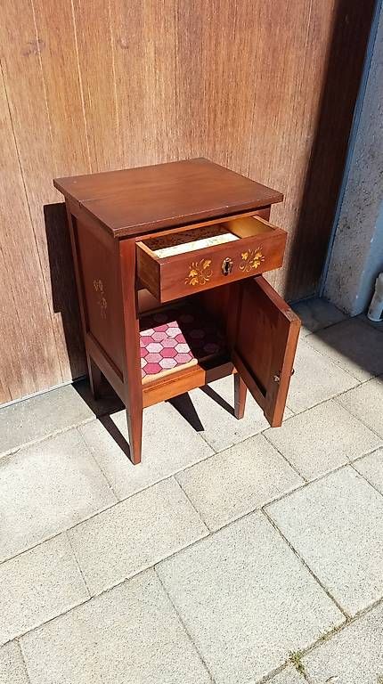 Comodini: Table de chevet peinte main / Handbemaltes Nachttischchen – Usato da Schmitten FR venduto da Sissad 1