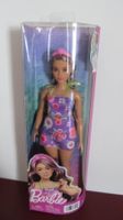 Barbie Puppe mit lila Blumenkleid