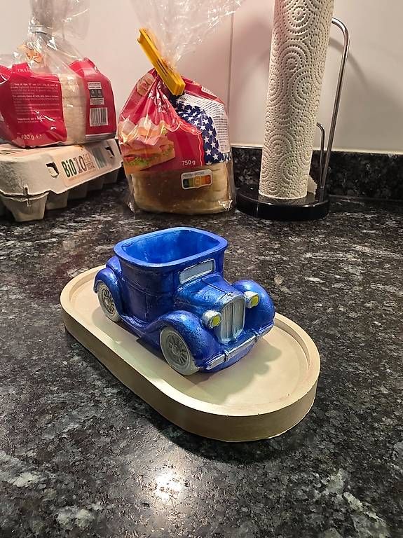 Tutte le decorazioni: Handgemachtes Deko-Auto aus Gips Blau)  – Nuovo e nell'imballaggio originale da Frutigen venduto da citroenc7