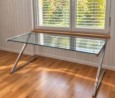 Eleganter Glastisch mit Chromgestell – zeitloses Design
