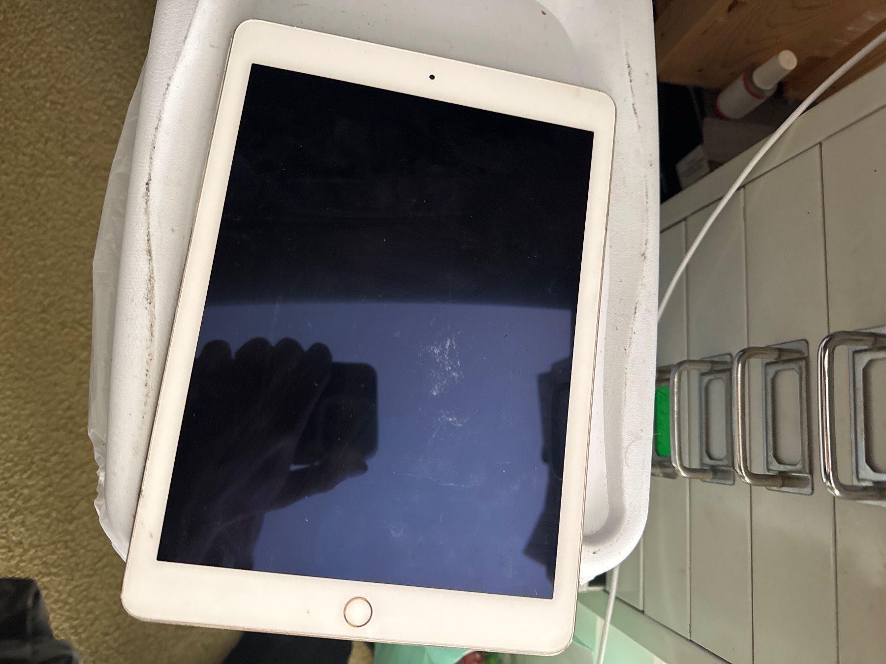 Apple Tablet PC: Ipad Air 2- A1566 - icloude / Display top – Difettoso da Olten venduto da HoYa01 1