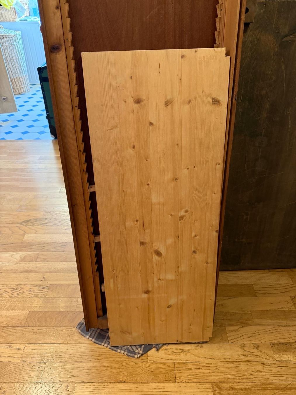 Armoires: Antiker Kleiderschrank – D'occasion à Basel par distelpalme 2