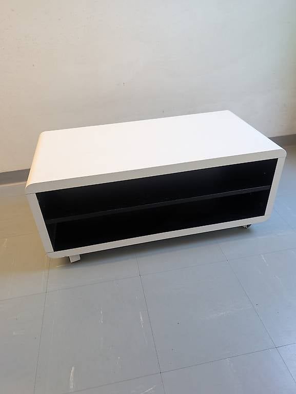 Mobili TV: Couch / TV-Tisch mit Rollen – Usato da Zollikerberg venduto da JoelGe1