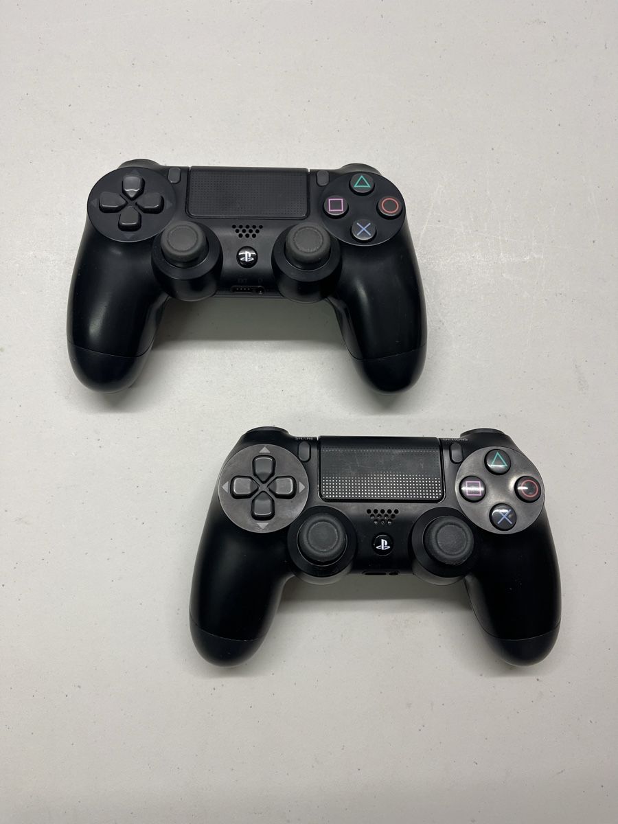 Sony Console: Sony PS4 Konsole 400 GB mit 2 Controller und Kabeln – Usato da Thalwil venduto da ranx 5