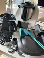 Thermomix TM6, 2 Mixtöpfe viel Zubehör und Gleibrett
