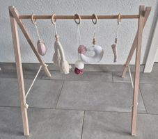 Mobile bébé bois et tissu 5 jouets suspendus