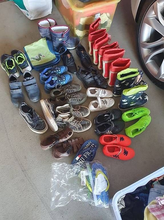 Kleiderpakete & -sets: Vêtements + chaussures garçon 5-10 ans – Gebraucht aus Apples von denissafrany