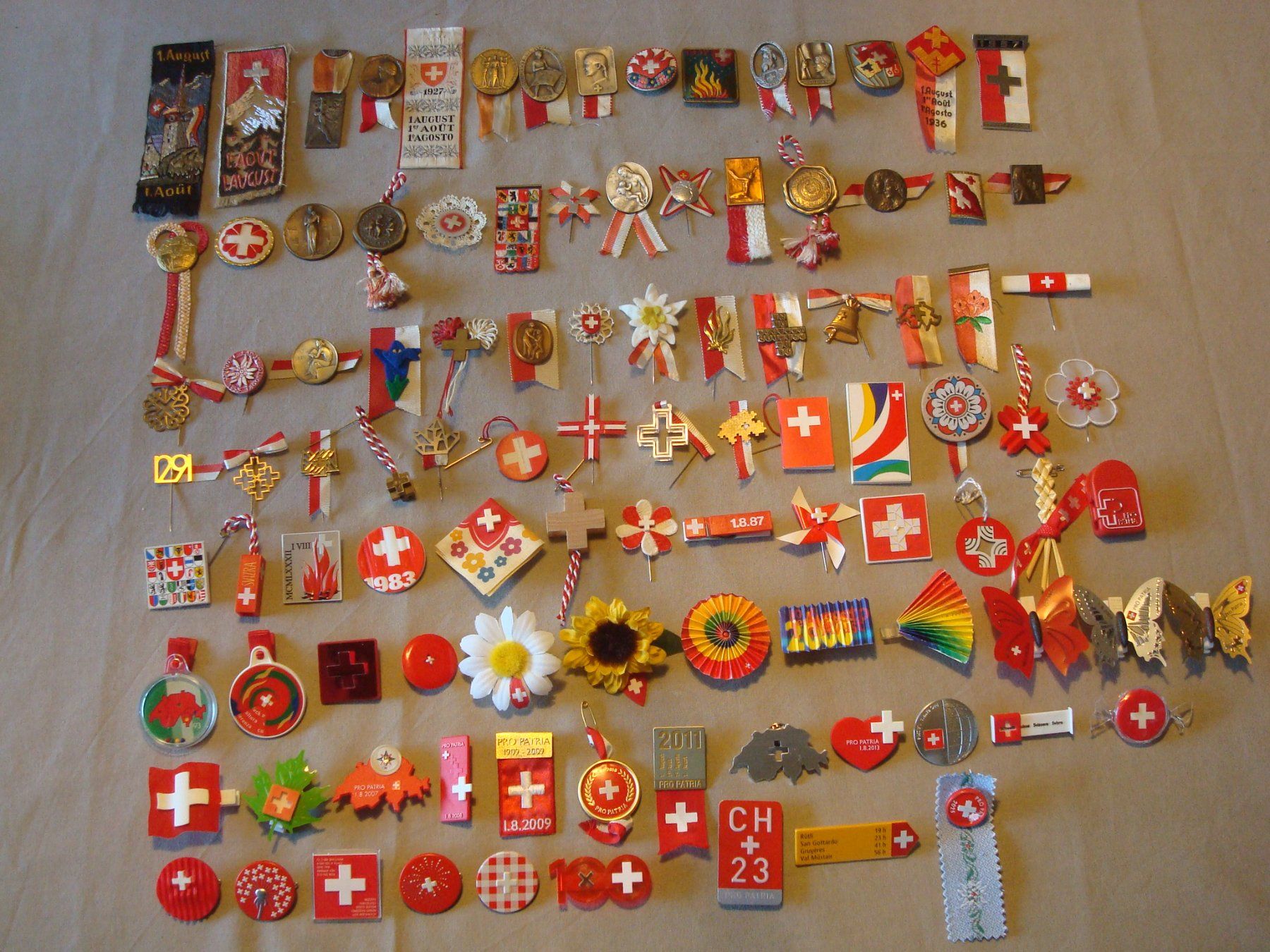 Plaketten & Abzeichen: Abzeichen 1. August 1923 bis 2025 Ganze Sammlung – Gebraucht aus Riehen von Baerewaegli
