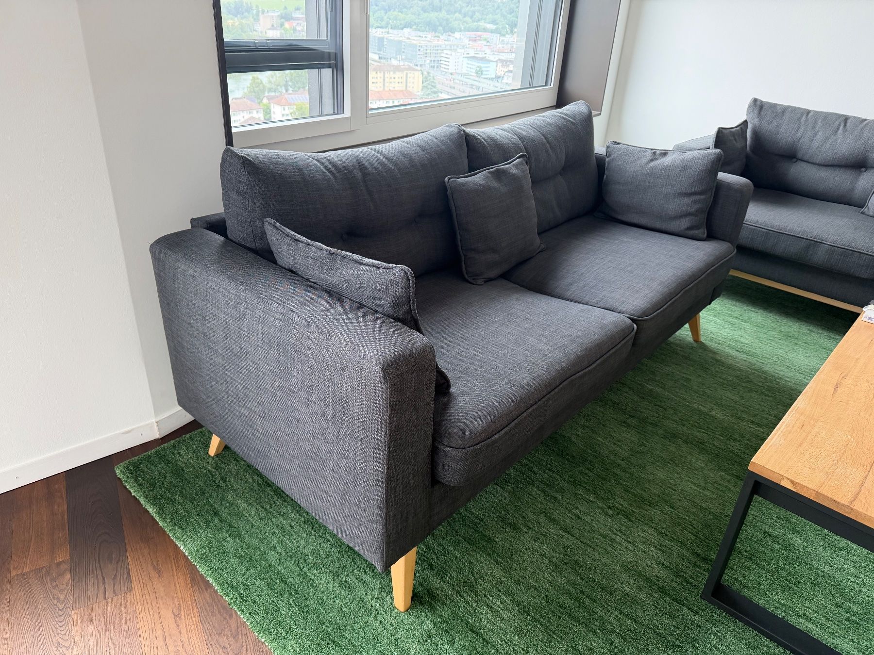 Maisons du monde Sofas: Sofa 3-Sitzer dunkelgrau Stoff modern – D'occasion à Dietikon par doo12 1