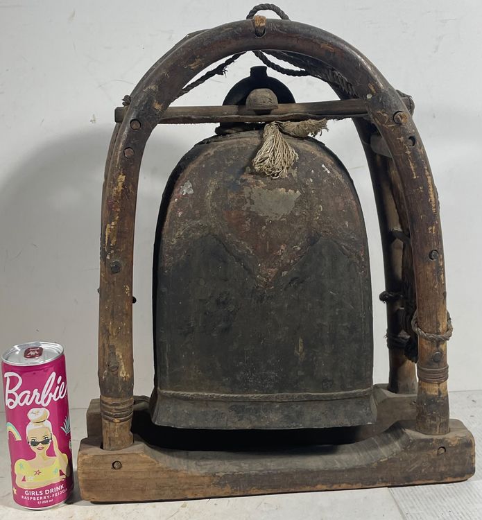 antike-grosse-alpenl-ndische-glocke-mit-verzierungen-gebraucht-in