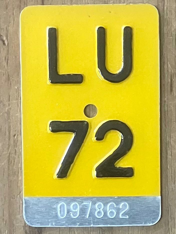 Insegne: LU 72 - MOFANUMMER - TÖFFLINUMMER - PLAQUE DE MOFA - LU 72 – Usato da Basel venduto da lagavulin02
