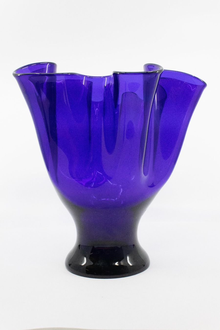 Vasen & Gefässe: Blaue Vase / Glasvase mit gewelltem Rand – Gebraucht aus Zürich von ZuercherBrockenhaus