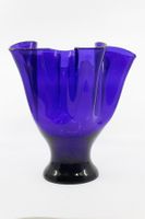 Blaue Vase / Glasvase mit gewelltem Rand