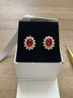Goldige Ohrringe mit Steinbesatz