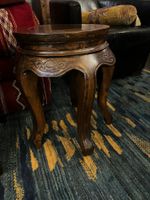 Geschnitzter Beistelltisch aus Holz | LIQUIDATIONSVERKAUF