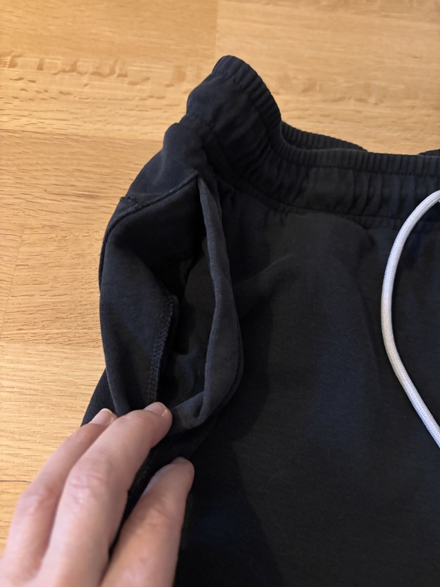 Nike Pantaloni: Nike Short schwarz Bueb M – Usato da Fribourg venduto da dafral 2