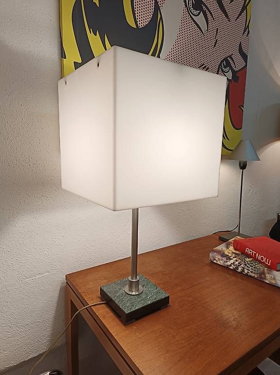 Lampade: Tischlampe Plexiglas und Marmorsockel. – Usato da Winterthur venduto da style-and-design.zrh