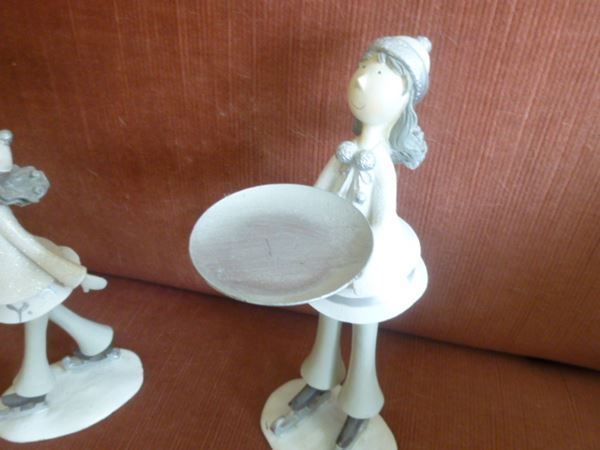 Figurines: 2 Eisläuferinnen Keramik – D'occasion à Hinwil par Glasperlen 1
