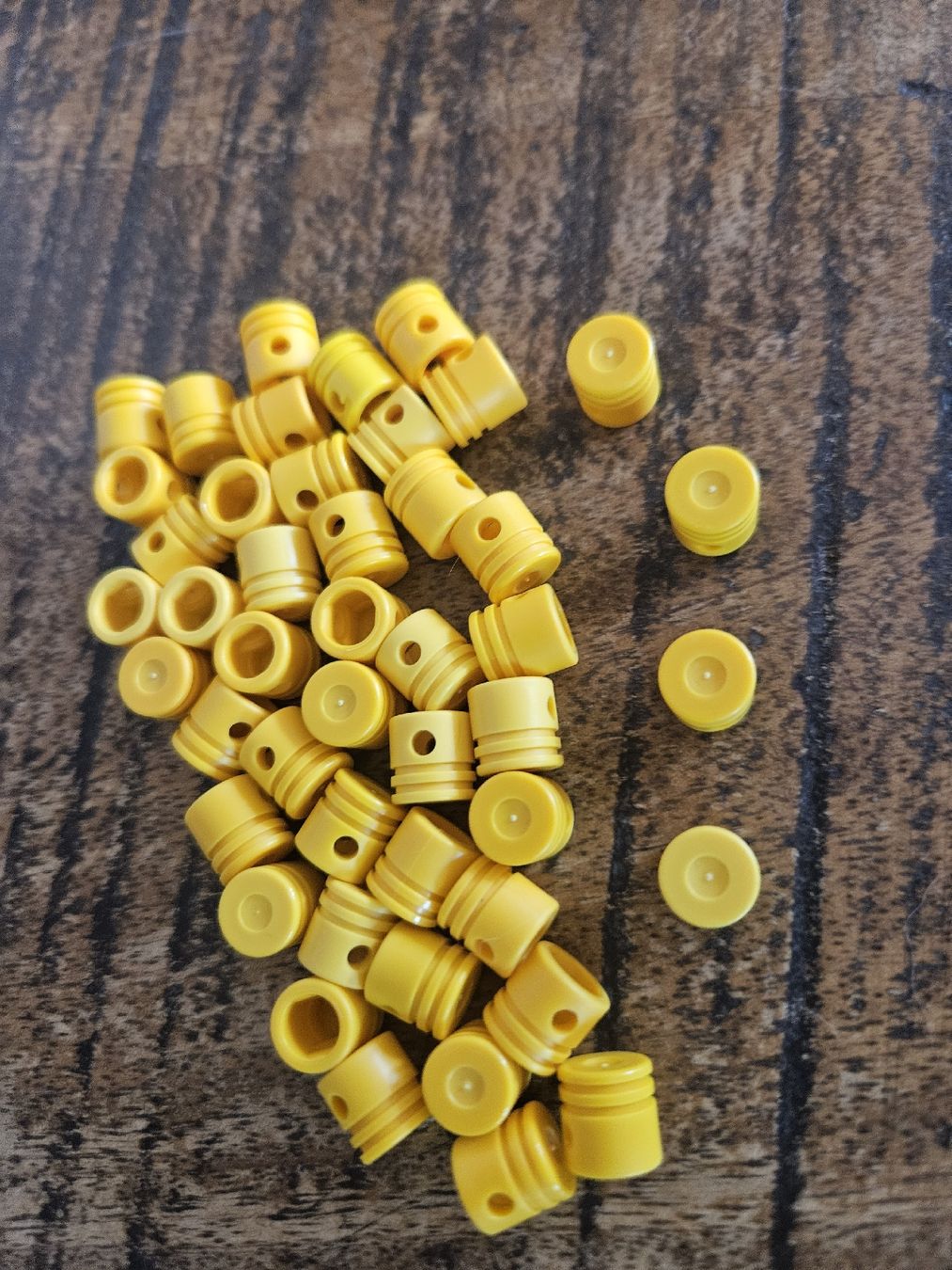 Lego Kit di costruzioni: lego 2851 lot de 45 pièces Yellow Technic Engine Piston  – Usato da Confignon venduto da Ecrofigs 1