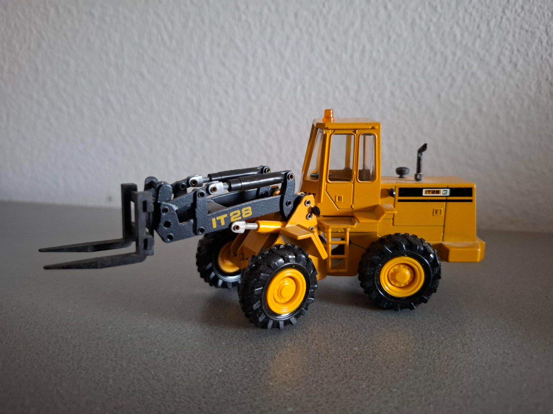 Caterpillar Kit di modellismo & Modellini statici: CAT Industrielader IT 28 1:50 – Nuovo (secondo la descrizione) da Henau venduto da fag_lzx9 1