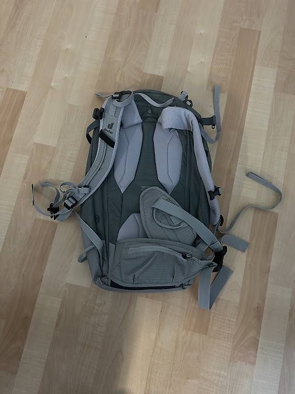 Deuter Zaini: Deuter Rucksack – Usato da Riedikon venduto da Surfgirl0 1