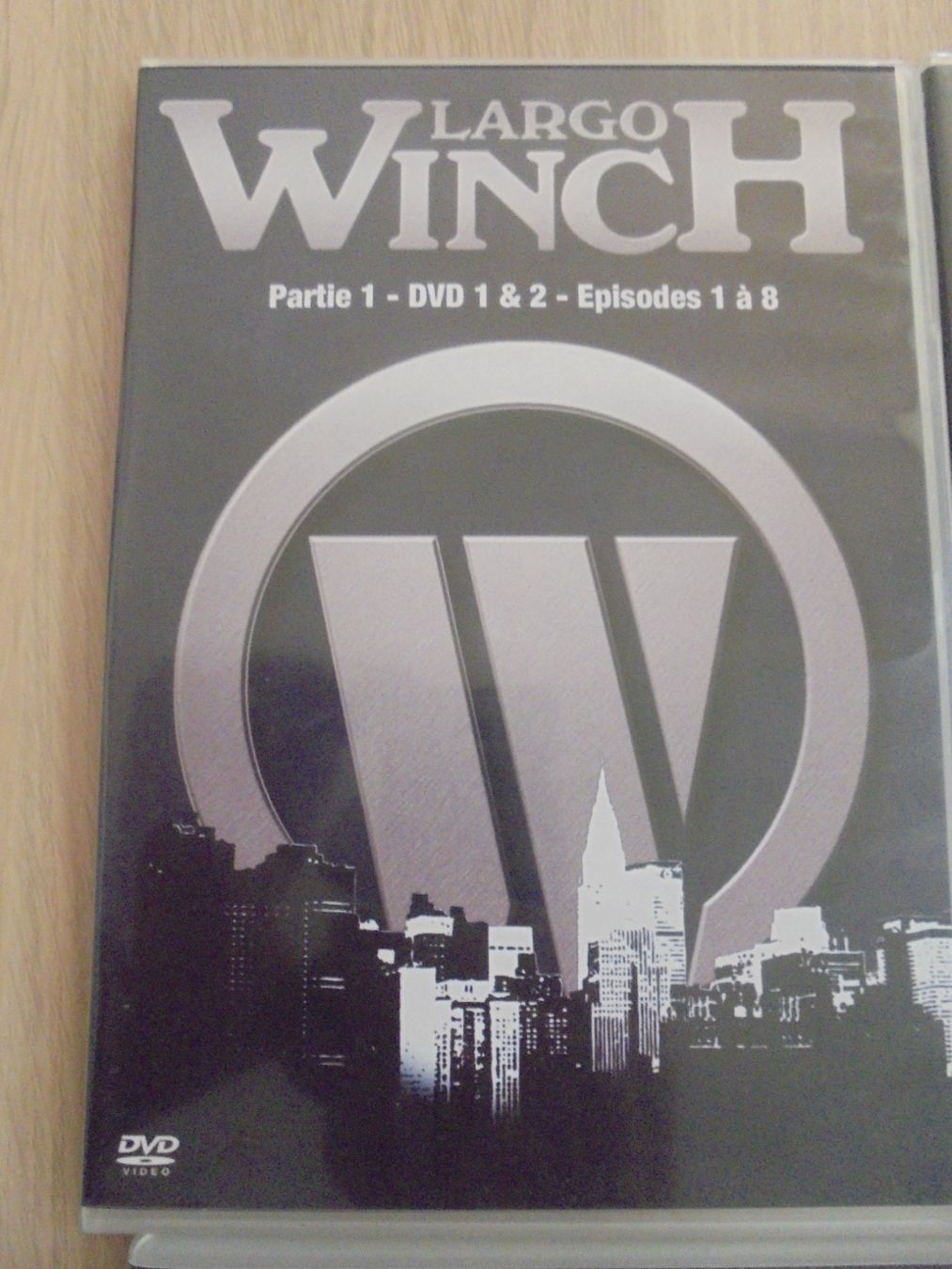 Tutti i DVDs: " Largo Winch, épisodes 1 à 28 " 7 DVD comme neufs – Usato da Crissier venduto da Promopost 1