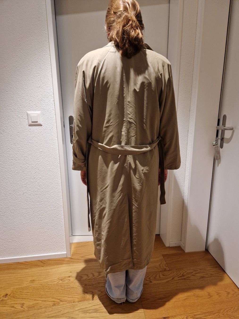 Cappotti: Spengler Mantel beige mit Bindegürtel Grösse 38/40 – Usato da St. Gallenkappel venduto da Kevinofski 5